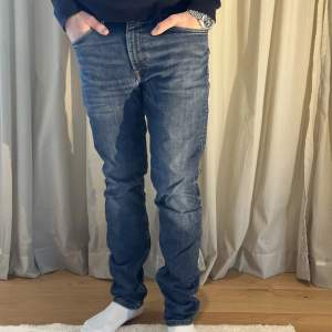 Snygga mörkblåa jeans men bra passform. Slim W32/L32