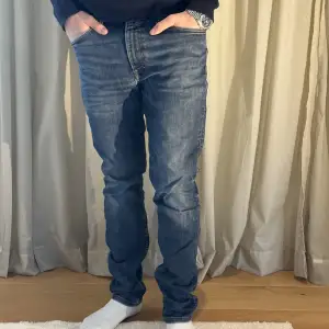 Snygga mörkblåa jeans men bra passform. Slim W32/L32