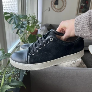 Lanvin - Säljer ett par Lanvin’s i superbra skick. Lanvinbox & dustbag ingår. Uk 7 passar 42. Nypis 4500kr, vårt pris endast 2499kr. Hör gärna av er vid frågor & funderingar!