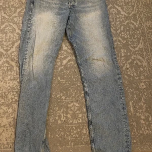 Jeans 34/34 - Fina regular fit jeans från Jack & Jones i storlek 34/34, nypris ca 500kr