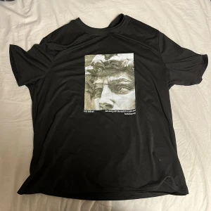 Limitato T-shirt  - En snygg T-shirt otroligt lik limitato. Storlek S men passar absolut M också. Aldrig använd Nypris 599 kr  Mitt pris 199 kr