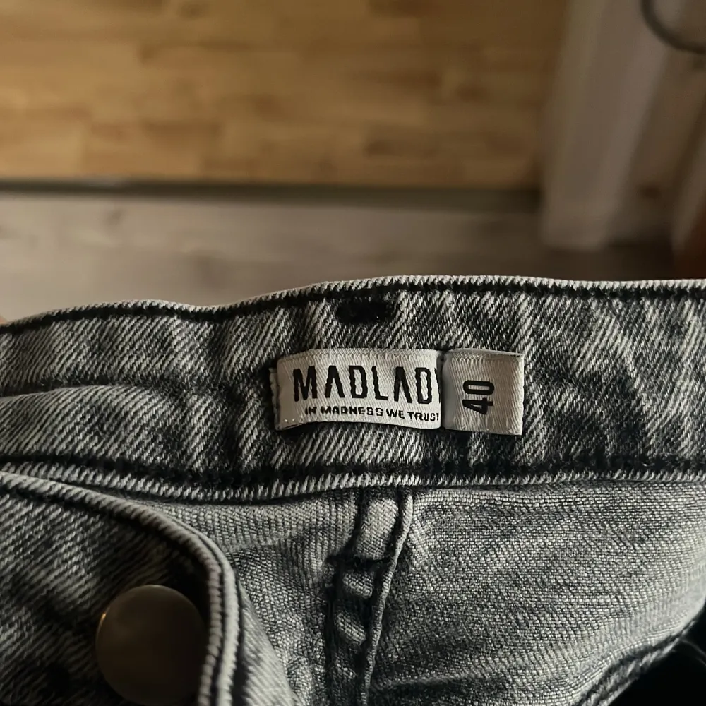 Säljer mina jeans från Madlady på grund av att jag beställde för stor storlek. Dom är mjuka och som nya. Andvänd några få gånger💕. Jeans & Byxor.