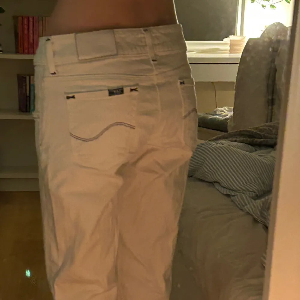 Vita jeans från lee, köpte de secondhand för ca 2 månader sedan. Säljer eftersom jag inte andvänder de. Vet inte helt vilken storlek den är för det står inte men dom är runt 26/34/S Skriv om ni har fler frågor! . Jeans & Byxor.