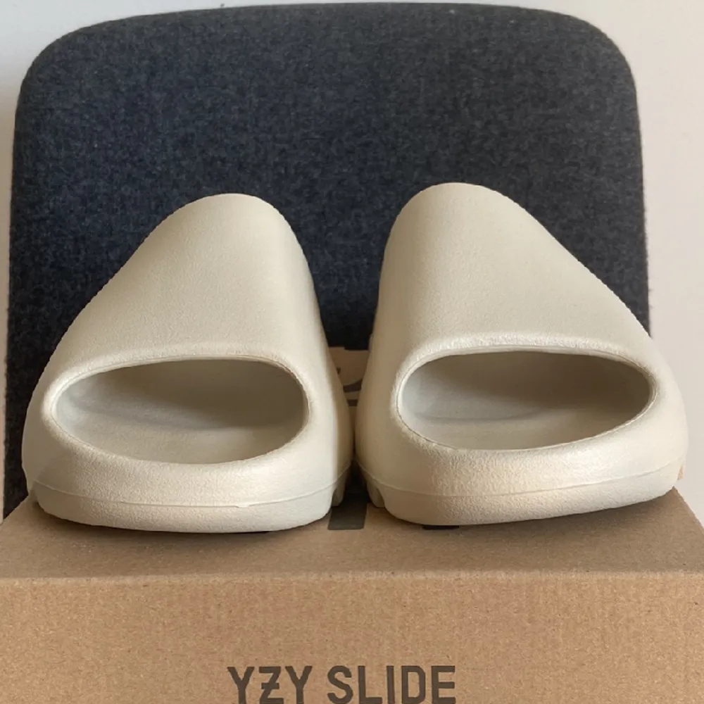Yeezy slide ”bone” Storlek 46 Aldrig använda! Kan mötas upp i Gbg eller frakta! Köpta från adidas CONFIRMED så dem är 100% äkta!! Bara att skriva vid minsta fråga! Dem är lite små för sin storlek alltså passar dem 44 och 45 bäst . Skor.
