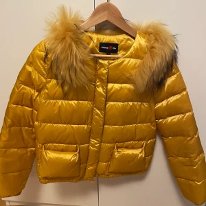 Tunn jacka  - Sparsamt använd! Säljer pga jag tycker att färgen inte passar mig längre! 