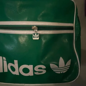 Adidas väska  - Grön Adidas väska, pris kan diskuteras vid snabb handling!
