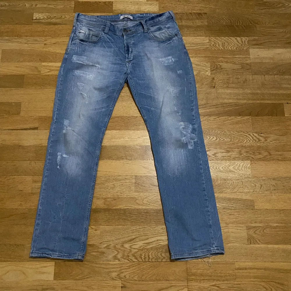 Feta Dolce&Gabbana jeans, storlek W36 men funkar för mig som är W32. De är straight leg/baggy. Kan skicka fler bilder i pm om det önskas. Skriv om du har frågor . Jeans & Byxor.