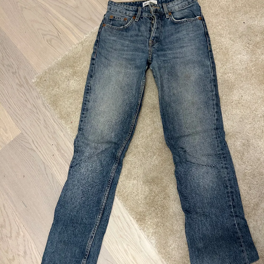 Mid waist jeans från zara🥰jätte fina och bekväma men kommer inte till användning. Jeans & Byxor.