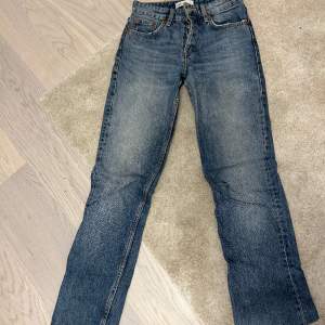 Mid waist jeans från zara🥰jätte fina och bekväma men kommer inte till användning