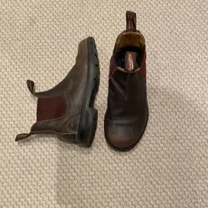Ett par bruna Blandstone skor. Barn (Unisex). Sulor saknas. Storlek? Ca 32. 20 cm långa.