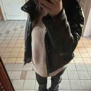 Täckjacka i PU - Sparsamt använd täckjacka i PU från NAKD!! Nypris på ca 700kr men jag säljer för 200kr!! Storlek s, normal i storleken. 