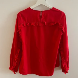 Röd blus - Holy White - Jättefin röd blus från Lindex märke Holy White, i fint skick! Storlek 34. 