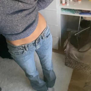 Lågmidjade jeans  - Säljer dessa finna lågmidjade jeans som tyvärr inte kommer till användning längre. Midjemått: 37cm och innerbenslängd: 80cm. Jag är 166cm. 💕