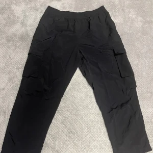 Adidas Cargobyxor  - Säljer mina cargobyxor från adidas, använda 2 gg så är i nyskick. Large men passar medium bättre. Pris kan diskuteras vid snabb affär. 