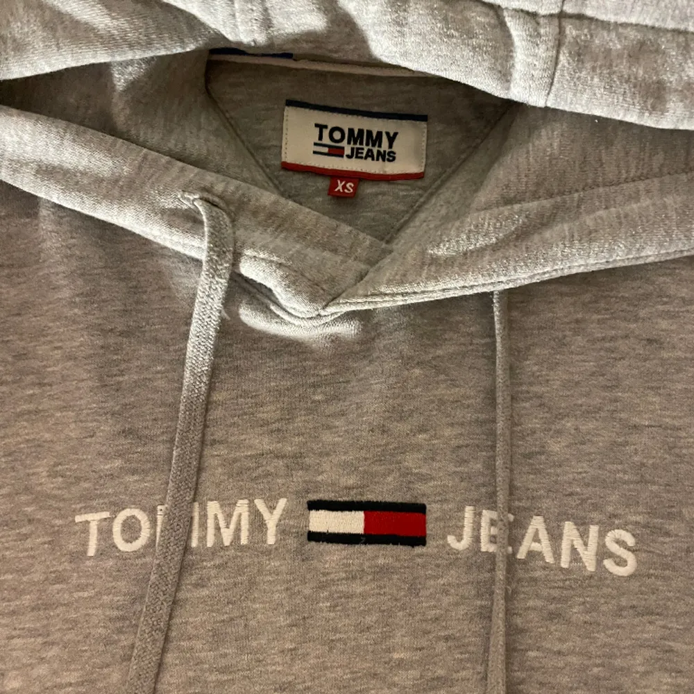 Oversize Tommy jeans hoodie i nyskick. Säljs pga att den inte kommer till användning storlek XS men mer som M/L. Hoodies.