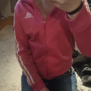Adidas tröja - Säljer denna jättefina adidas tröja då den inte kommer till användning. Skriv för fler bilder. Använd fåtal gånger, passar storlek xs och s
