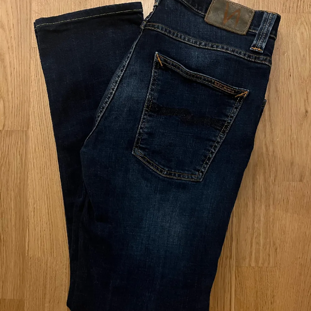 Säljer nu dessa skit snygga Jeans från Nudie. De är i mörkblå  färg som är perfekt inför vintern. Nypris: 1600, mitt pris 300kr🤩tveka inte på att fråga!. Jeans & Byxor.
