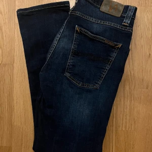 Nudie Jeans - Säljer nu dessa skit snygga Jeans från Nudie. De är i mörkblå  färg som är perfekt inför vintern. Nypris: 1600, mitt pris 300kr🤩tveka inte på att fråga!