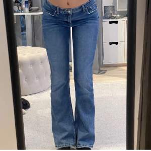 Säljer dessa super fina jeans från Gina. Low waist bootcut.  De är i nyskick och använda fåtal gånger. Skicka privat om ni har fler frågor🙌🏻💞