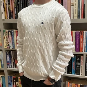 Kabelstickad Morris Tröja - Snygg Morris tröja i bra skick.  Det finns ett litet hål i armhålan. Förutom det är den i perfekt skick. Fler bilder finns fråga på!