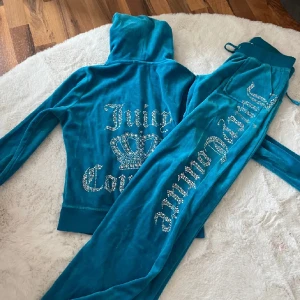 Juicy couture set  - Bått lågmidjat jucy couture set i den äldre modellen. Med tillhörande koffta säljs då det tyvärr har blivit för litet.   Alla paljetter är intakta och både över och under delen är i storlek XS/XXS