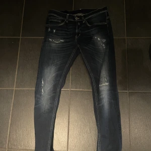 Dondup jeans - Dondup jeans knappt använda Max 10 gånger, slim fit men har blivit lite tajta i tvätten. Modellen är 170 och väger 58 kilo. Hör gärna av dig vid frågor och funderingar, mvh Lukas. 