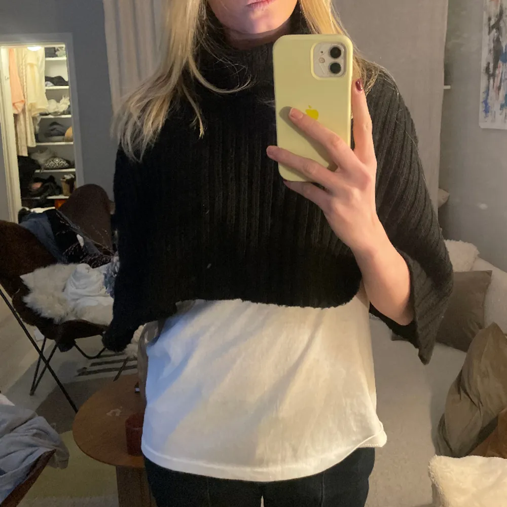 Fin poncho som är perfekt att ha över vilken topp som helst eller en T-shirt😇. Stickat.