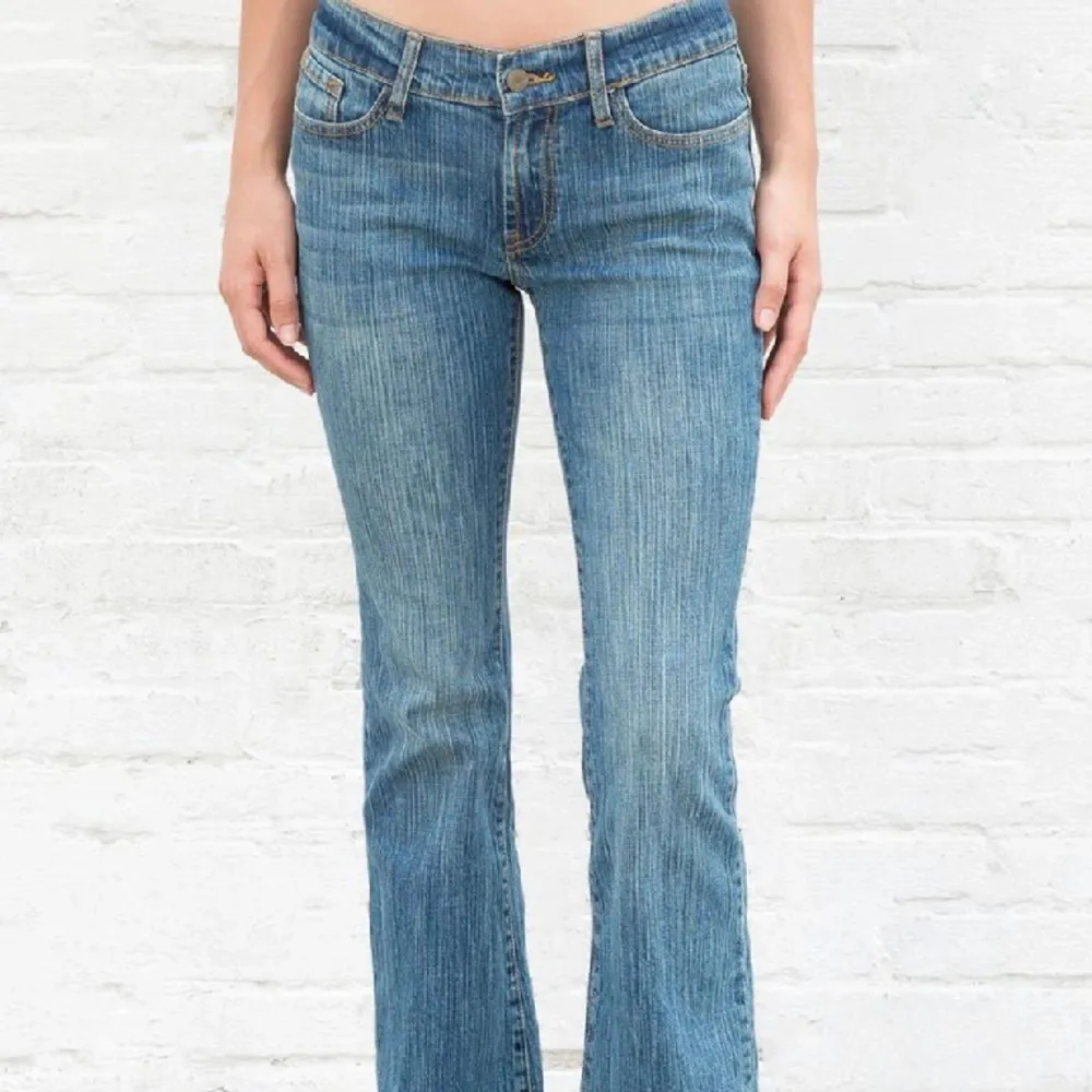 Brielle jeans från Brandy Melville, Midjemått: 84, lite slitna längst ner på benen, även 2 små hål på insidan av jeansen vid knappen där jag satt ett snöre för att få jeansen mindre i midjan (se bild 3) men inget som syns på utsidan! Annars i bra skick. Jeans & Byxor.