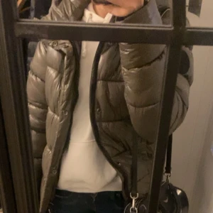 Superdry jacka - Säljer nu min jättefina vinterjacka från superdry säljer då jag är sugen på en annan. I bra skick och inga tecken på användning det är i storlek s men är en xs och den passar mig skulle även säga att den passar M. Skriv för fler bilder☺️🥰
