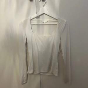 Fin vit tröja som är sparsamt använd