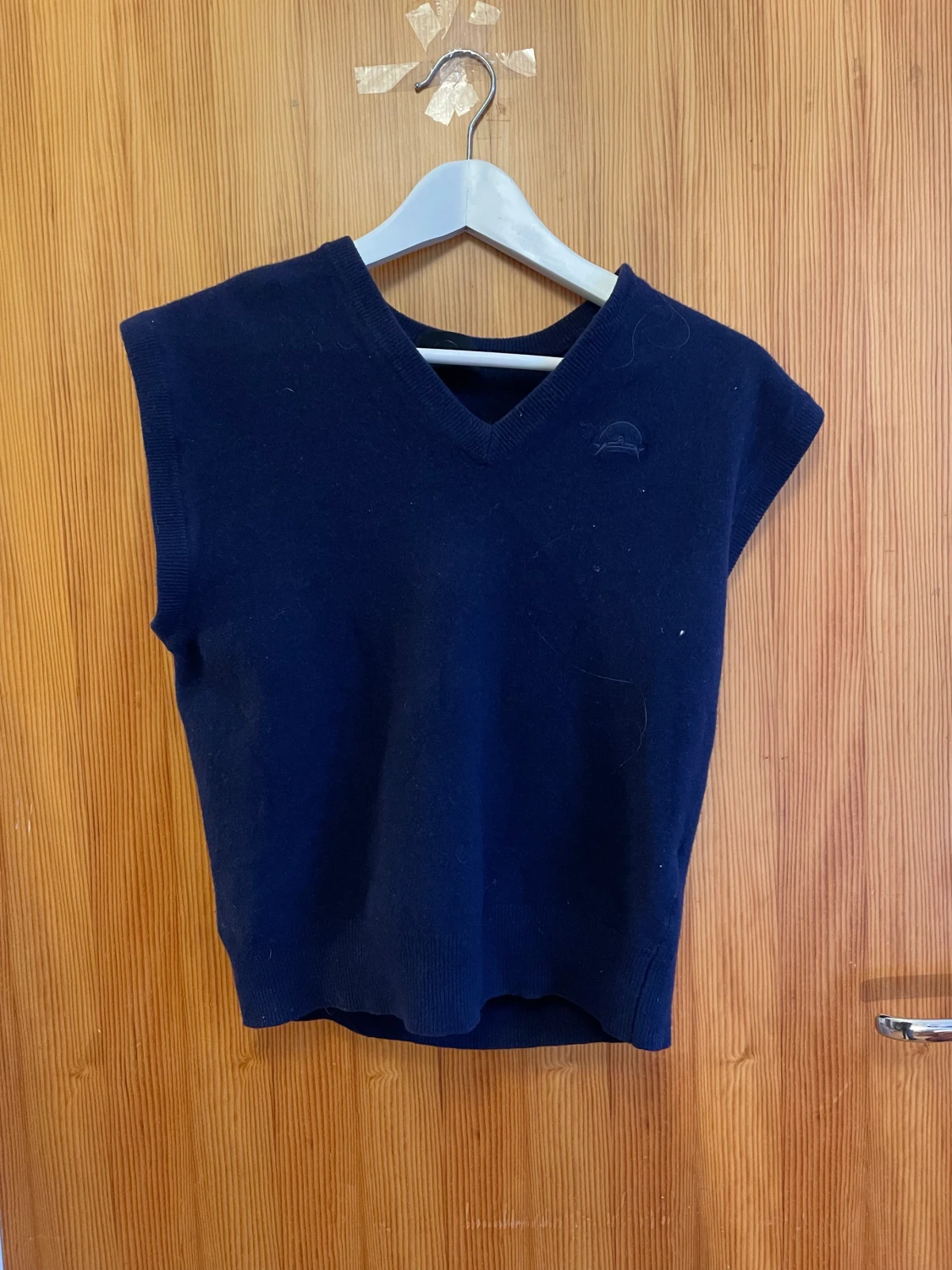 Gullig stickad väst