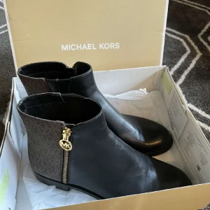 Michael kors skor  - Jätte fina Michael kors skor köpta på zalando för normal pris 2500kr. Stl 40, skulle säga dem är normala i storleken. Använd endast 1 gång sedan inte kommit till användning😊