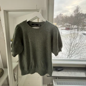 Grön stickad tshirt! - Supersnygg grön stickad tshirt från vero moda!💕Tröjan är i fint skick och inte använd många gånger! Storlek L men passar mig som har S superfint och bra🥰
