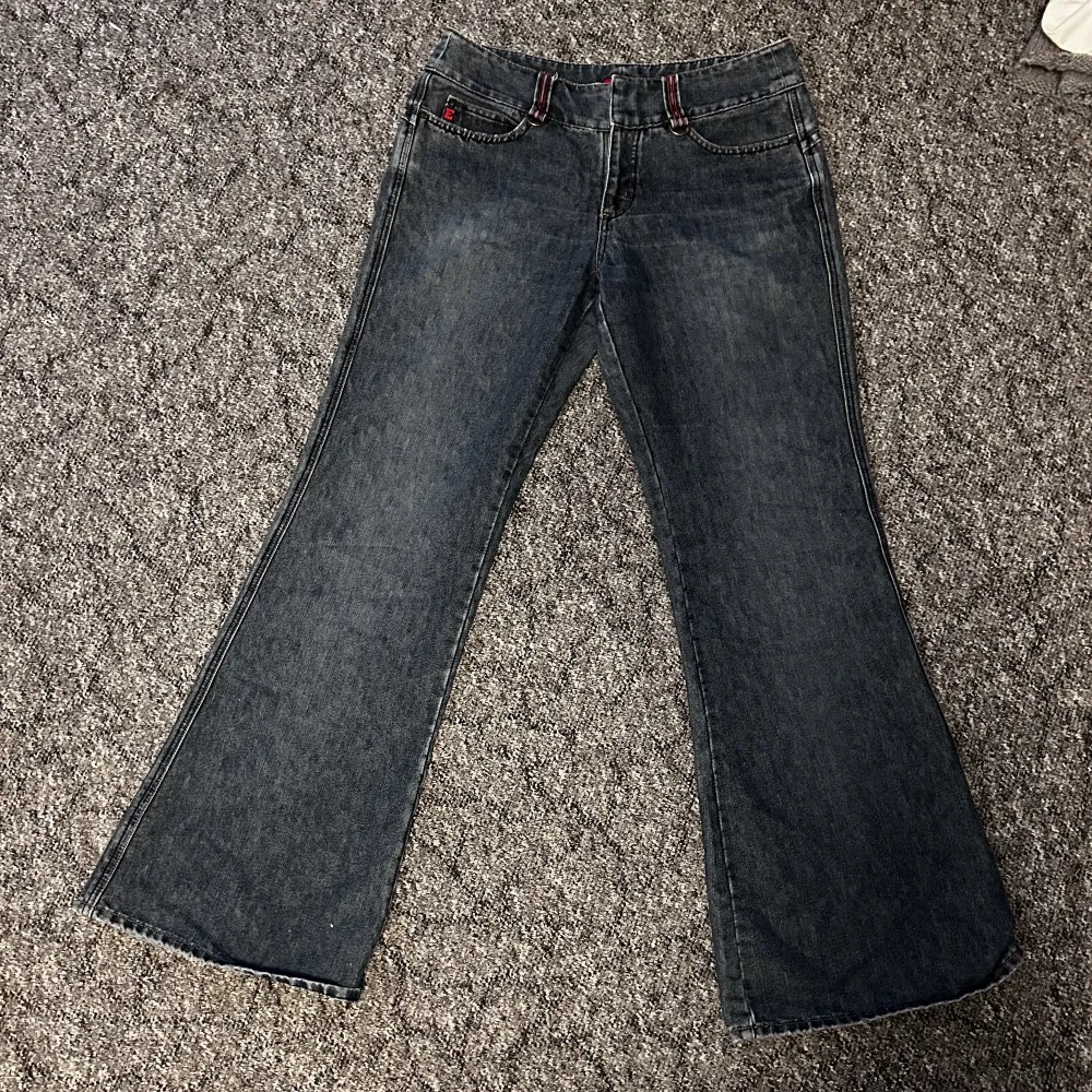 Coola jeans med röd/rosa detaljer. Säljer då de är för små har alltså inga bilder. Midjemåttet är 40cm rakt över och innerbenslängden är 78cm . Jeans & Byxor.