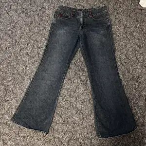 Coola jeans med röd/rosa detaljer. Säljer då de är för små har alltså inga bilder. Midjemåttet är 40cm rakt över och innerbenslängden är 78cm 