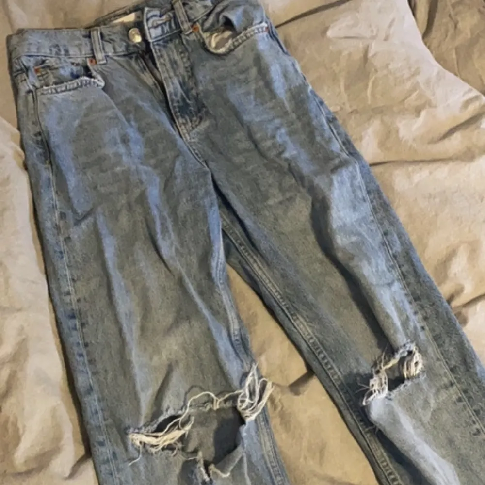 Säljer dessa Gina jeans med hål vid knäna. De är högmidjade. Säljer då jag inte använder längre.. Jeans & Byxor.