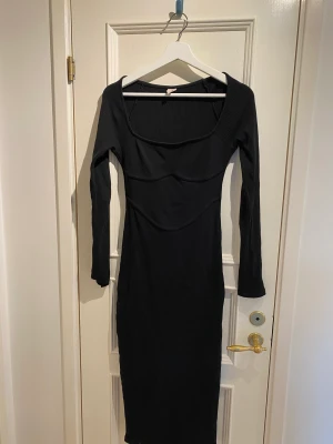 Klänning  - Jättefin tight svart långklänning perfekt till nyår/ fest.