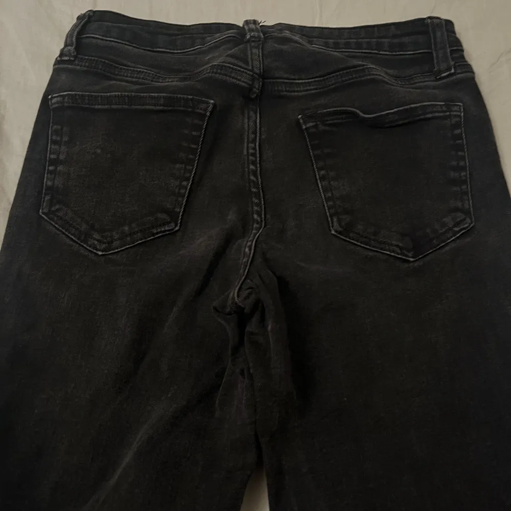Svarta bootcut jeans mid rise💘 supersnygga och i bra kvalité<3 kontakta mig vid funderingar⭐️. Jeans & Byxor.
