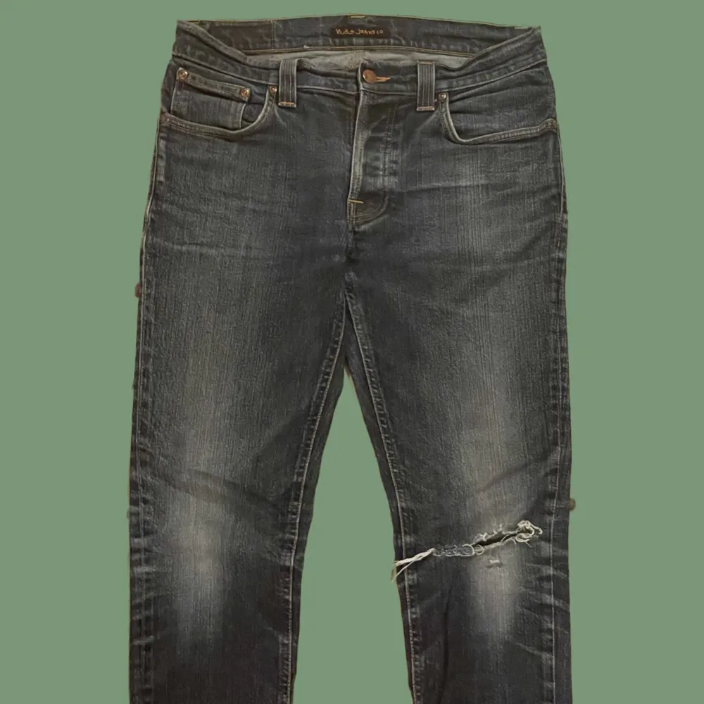 Sjukt snygga mörkblåa slim nudie jeans i modellen grim trim. Passar W31.  Inga funktionella fel men se alla bilder  Fråga gärna om fler bilder och mått!😁  Made in italy. Jeans & Byxor.