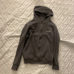 Mckenzie Zip Hoodie - Mckenzie zip hoodie. Storlek L. Saknar snören. Kontakta mig privat för fler frågor eller im du vill ha mer bilder!😊✌️
