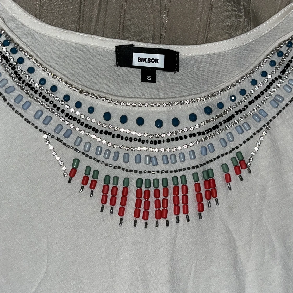 Vitt linne med pärlor 