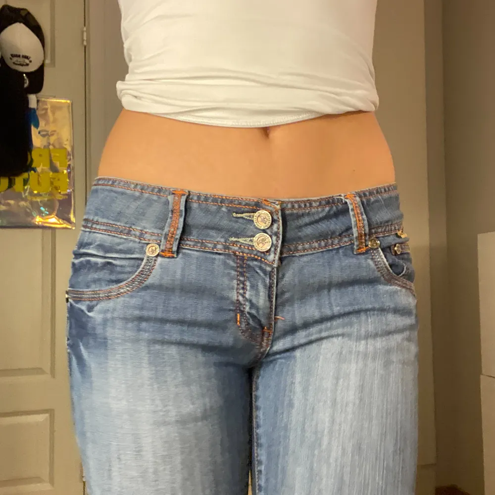Dösnygga jeans!!🌟hittar ingen direkt storlek men skulle säga w28 l34. Jeans & Byxor.