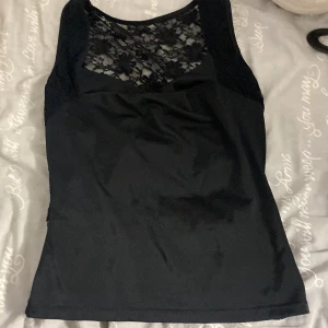 Topp - Säljer denna snygga topp, vet inte vilket märke för hittade inget o ingen storlek heller men skulle nog säga XS/S, kom gärna med prisförslag och de är bara att höra av sig om man har frågor eller vill ha fler bilder!