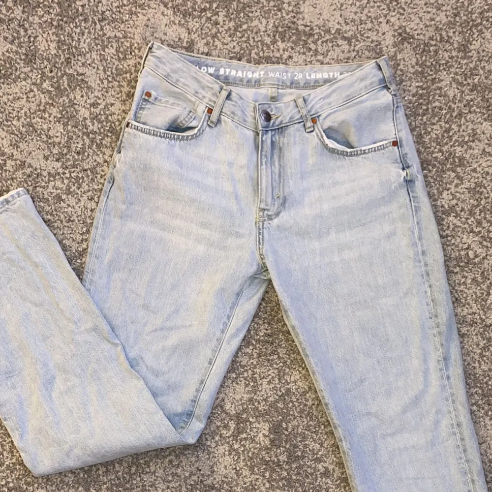 Low waist straight från bikbok. Säljer för de är för stora för mig, helt oanvända. Skriv för fler bilder.. Jeans & Byxor.