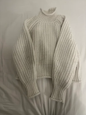Stickad tröja - Vit stickad tröja från HM, mjukt material som inte sticks. Passar mig som vanligtvis har storlek S