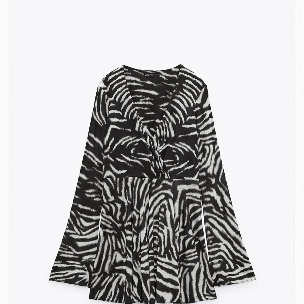 Snygg klänning från zara med zebra-mönster, helt ny med prislapp kvar. . Klänningar.