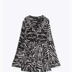 Snygg klänning från zara med zebra-mönster, helt ny med prislapp kvar. 