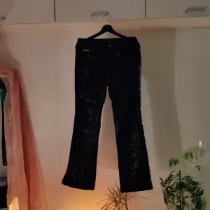 Crazy printed pants. Dark blue jeans with black leathered pattern, reminds a bit of the snakes skin. A bit strecthy, medium waist. Cut from the legs to have a bit wider vibe. Lovely lovely lovely. Fits best 38-40