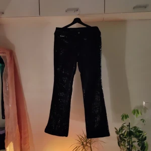 Printed y2k pants - Crazy printed pants. Dark blue jeans with black leathered pattern, reminds a bit of the snakes skin. A bit strecthy, medium waist. Cut from the legs to have a bit wider vibe. Lovely lovely lovely. Fits best 38-40