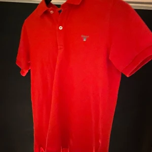 Piké tröja  - En fin piké tröja, ingen fläckar,  använd men är i fin skick, säljer den för den är liten , kan vissa fler bilder om ni skriver😉